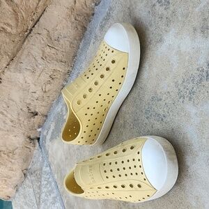 Native Shoes Jefferson Pale Yellow Shoes Size Junior 1